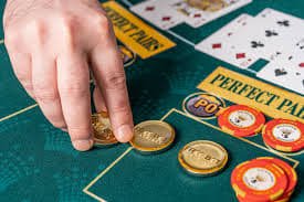 22crown login Diamond Empire live-dealer table with dealer and player betting interface